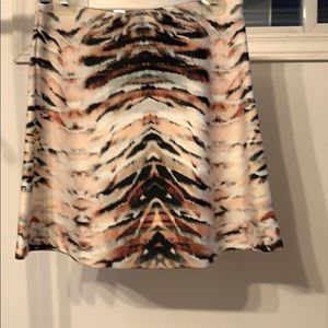 1.State skirt with elastic waist